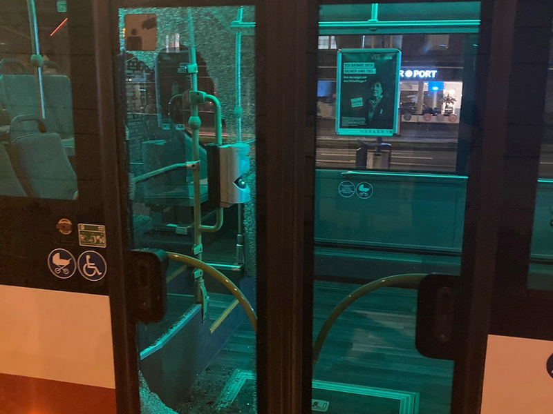 POL-HA: Jugendliche und junge Erwachsene zerschlagen Busscheibe - die Polizei bittet um Hinweise - Foto: presseportal.de