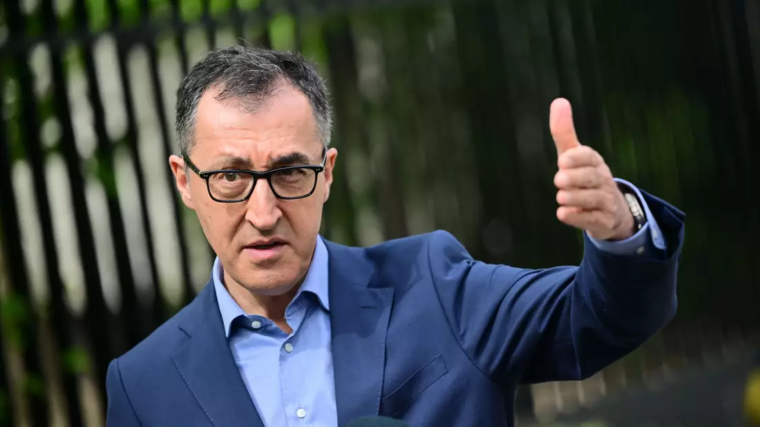 Der geschäftsführende Bundeslandwirtschaftsminister Cem Özdemir (Grüne) zeigt sich erfreut darüber, dass Deutschland frei von der Maul- und Klauenseuche ist, sieht aber neue Risiken. - Bild: Sebastian Christoph Gollnow/dpa