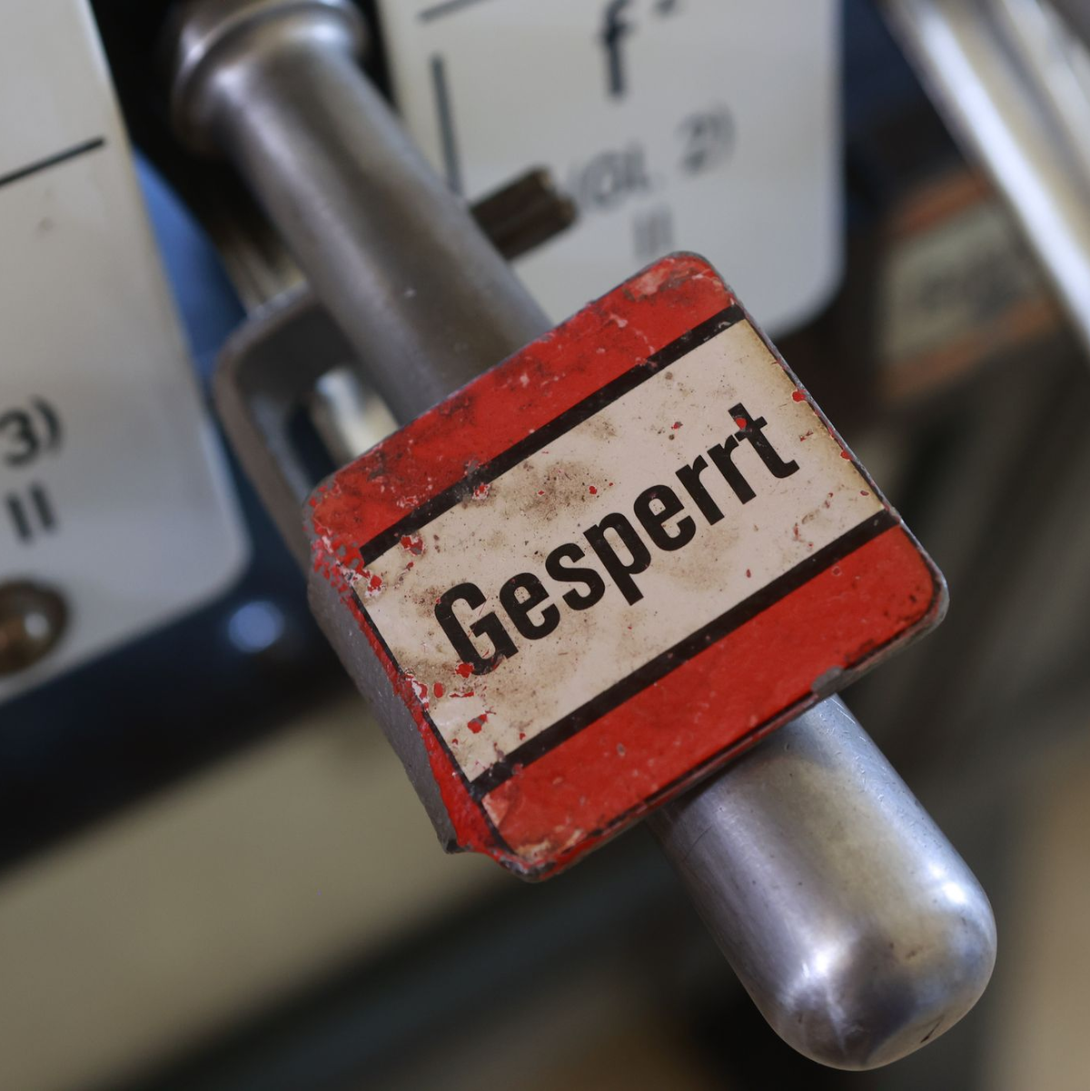 Die Stellwerke der Bahn sind zum Teil mehr als 100 Jahre alt. (Archivbild) - Foto: Matthias Bein/dpa