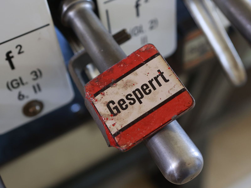 Die Stellwerke der Bahn sind zum Teil mehr als 100 Jahre alt. (Archivbild) - Foto: Matthias Bein/dpa