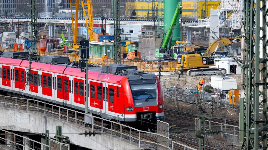 Den schlechten Zustand der Infrastruktur und die zahlreichen Baustellen merken Fahrgäste jeden Tag - wie etwa in München auf der Stammstrecke. (Archivbild) - Bild: Sven Hoppe/dpa