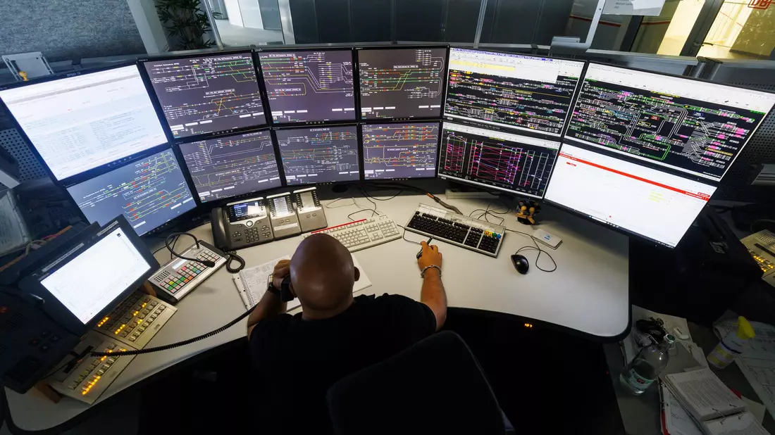 Digitale Stellwerke wurden unter anderem bei der Sanierung der Riedbahn zwischen Frankfurt und Mannheim eingebaut. (Archivbild) - Bild: Lando Hass/dpa