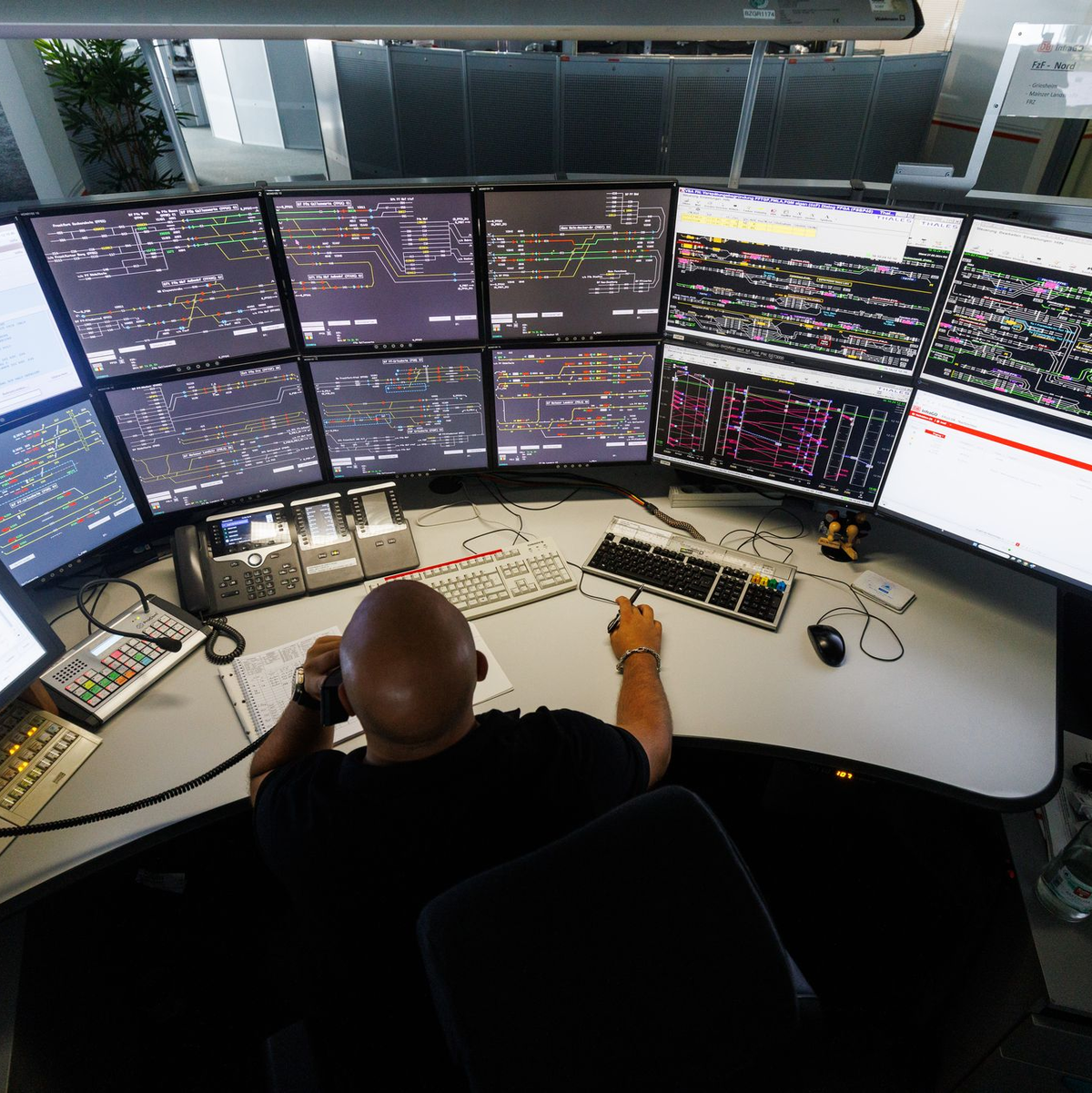 Digitale Stellwerke wurden unter anderem bei der Sanierung der Riedbahn zwischen Frankfurt und Mannheim eingebaut. (Archivbild) - Foto: Lando Hass/dpa