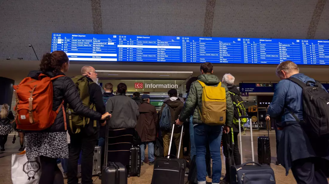 Chaos bei der Bahn ist für viele Fahrgäste schon reine Gewohnheit. (Archivbild) - Bild: Thomas Banneyer/dpa