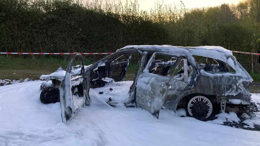 POL-KS: Mercedes C-Klasse im Quellbachweg in Brand gesetzt: Zeugen gesucht - Bild: presseportal.de