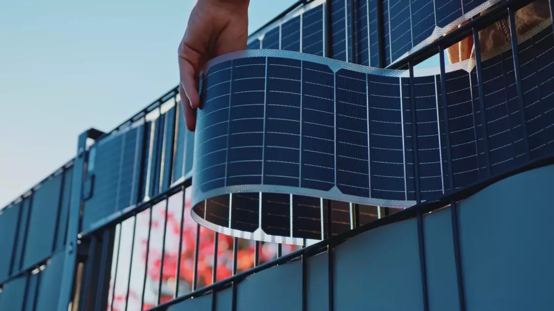 Flexible Solarstreifen für Gartenzäune: Sunbooster VERTICAL verwandelt Zäune in Sonnenkraftwerke - Bild: presseportal.de