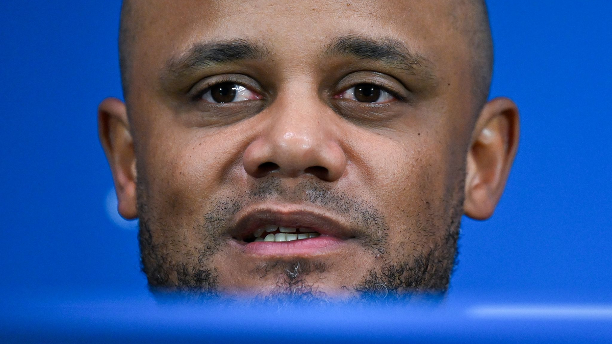 Harry Kane (l) freut sich mit Leon Goretzka über die Bayern-Führung. - Foto: Sven Hoppe/dpa