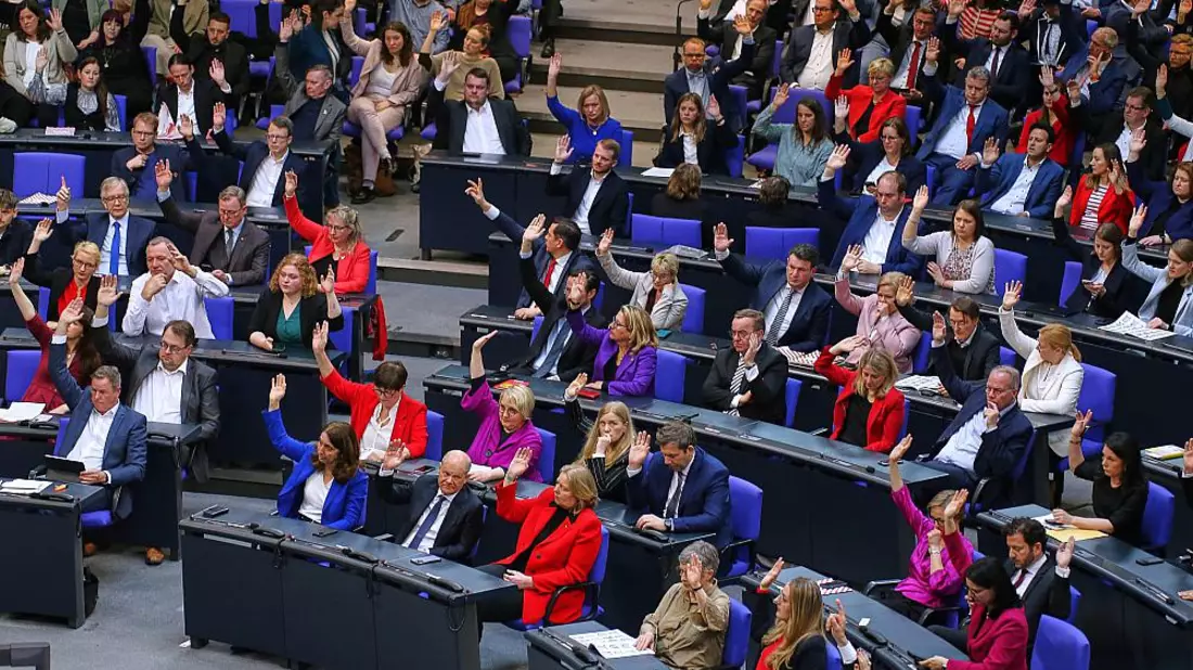Linke und SPD bei einer Abstimmung im Bundestag (Archiv) - Bild: über dts Nachrichtenagentur