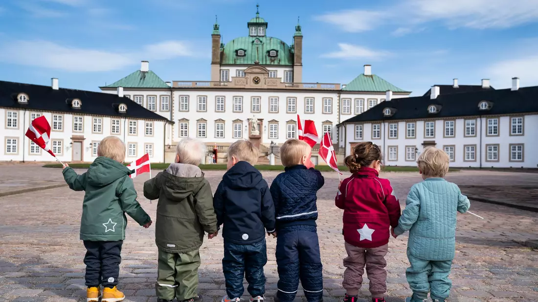 Auf Schloss Fredensborg wird Margrethe einem Konzert lauschen - und vielleicht wieder von jungen Landsleuten wie diesen 2021 begrüßt. (Archivbild) - Bild: Martin Sylvest/Ritzau Scanpix/AP/dpa
