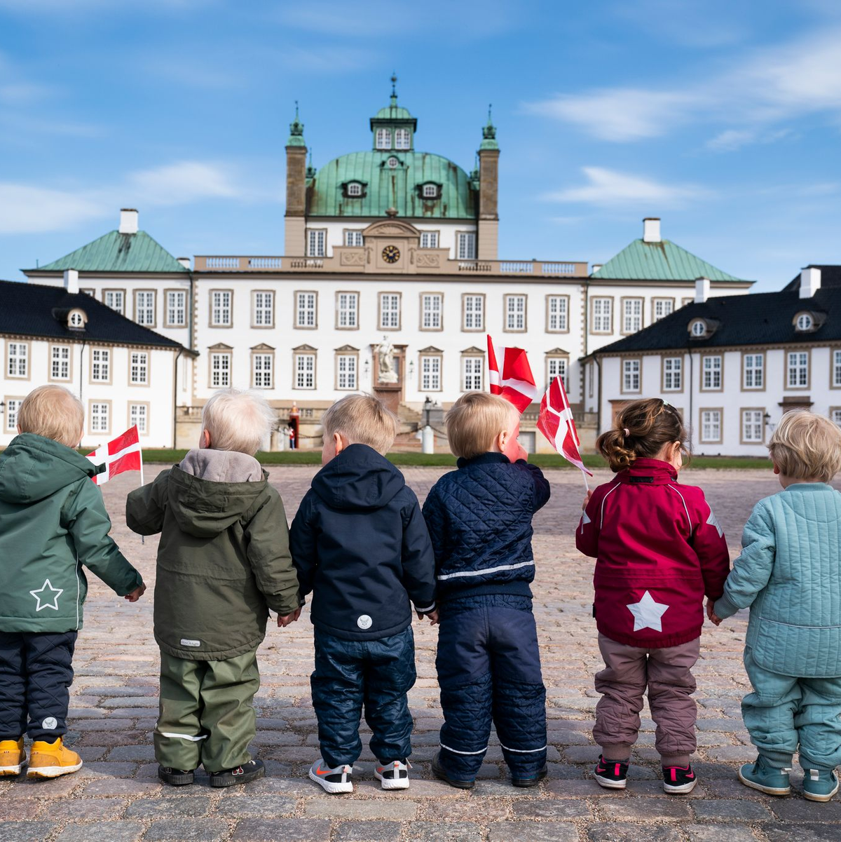 Auf Schloss Fredensborg wird Margrethe einem Konzert lauschen - und vielleicht wieder von jungen Landsleuten wie diesen 2021 begrüßt. (Archivbild) - Foto: Martin Sylvest/Ritzau Scanpix/AP/dpa