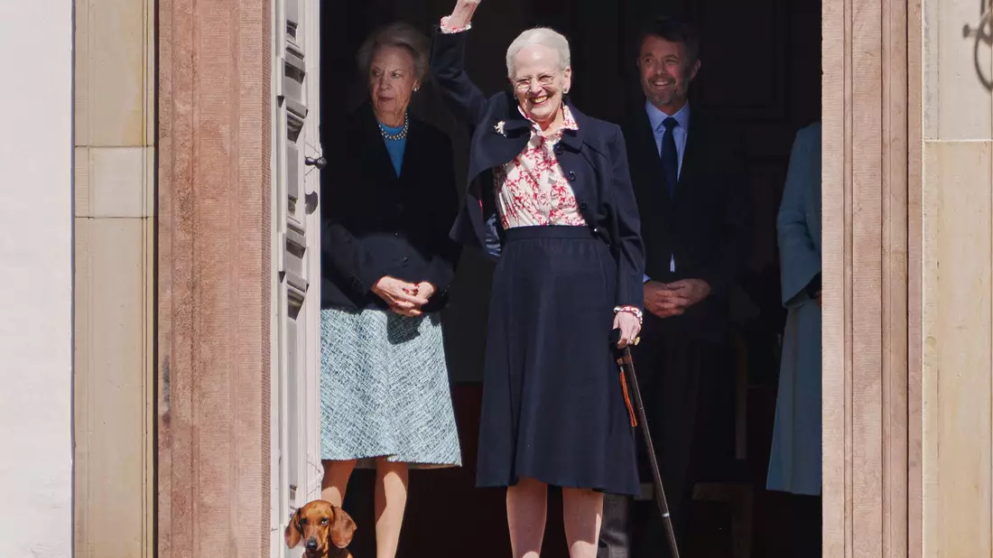 Traditionsgemäß winkt Margrethe an ihrem Geburtstag dem Volk zu. (Archivbild) - Bild: Liselotte Sabroe/Ritzau Scanpix via AP/dpa