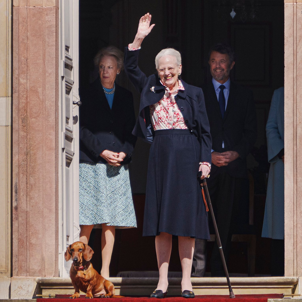 Traditionsgemäß winkt Margrethe an ihrem Geburtstag dem Volk zu. (Archivbild) - Foto: Liselotte Sabroe/Ritzau Scanpix via AP/dpa