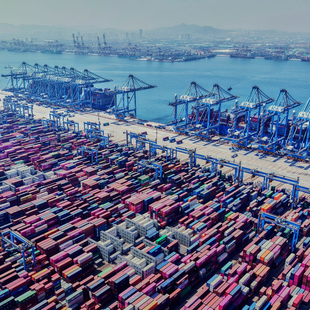 Chinas Volkswirtschaft ist die zweitgrößte der Welt hinter den USA. (Archivbild)   - Foto: Uncredited/CHINATOPIX/AP/dpa