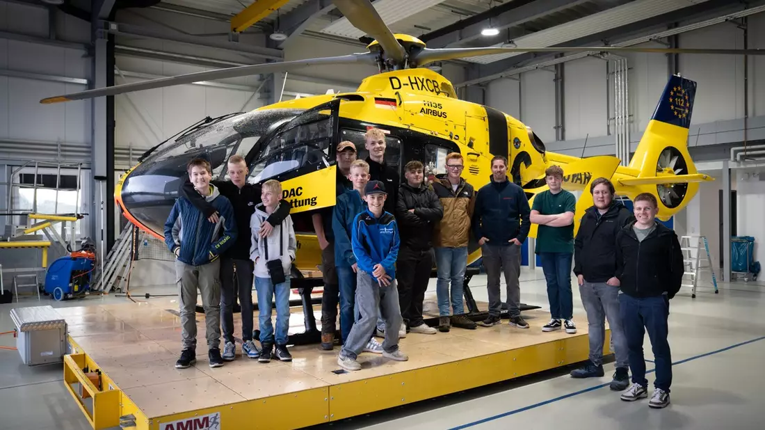 FW-OE: Jugendfeuerwehr Halberbracht besucht Rettungshubschrauber Christoph 25 in Siegen - Bild: presseportal.de