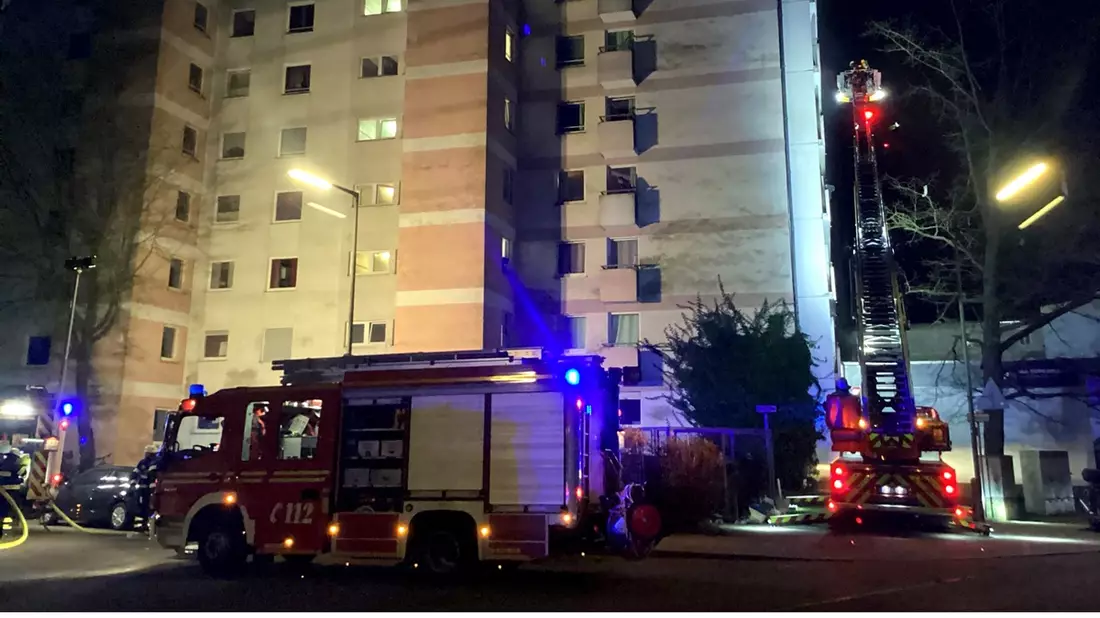 FW-M: Ganze Etage nach Wohnungsbrand unbewohnbar (Moosach) - Bild: presseportal.de