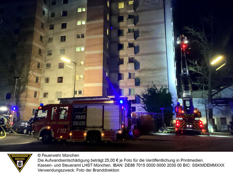 FW-M: Ganze Etage nach Wohnungsbrand unbewohnbar (Moosach) - Foto: presseportal.de