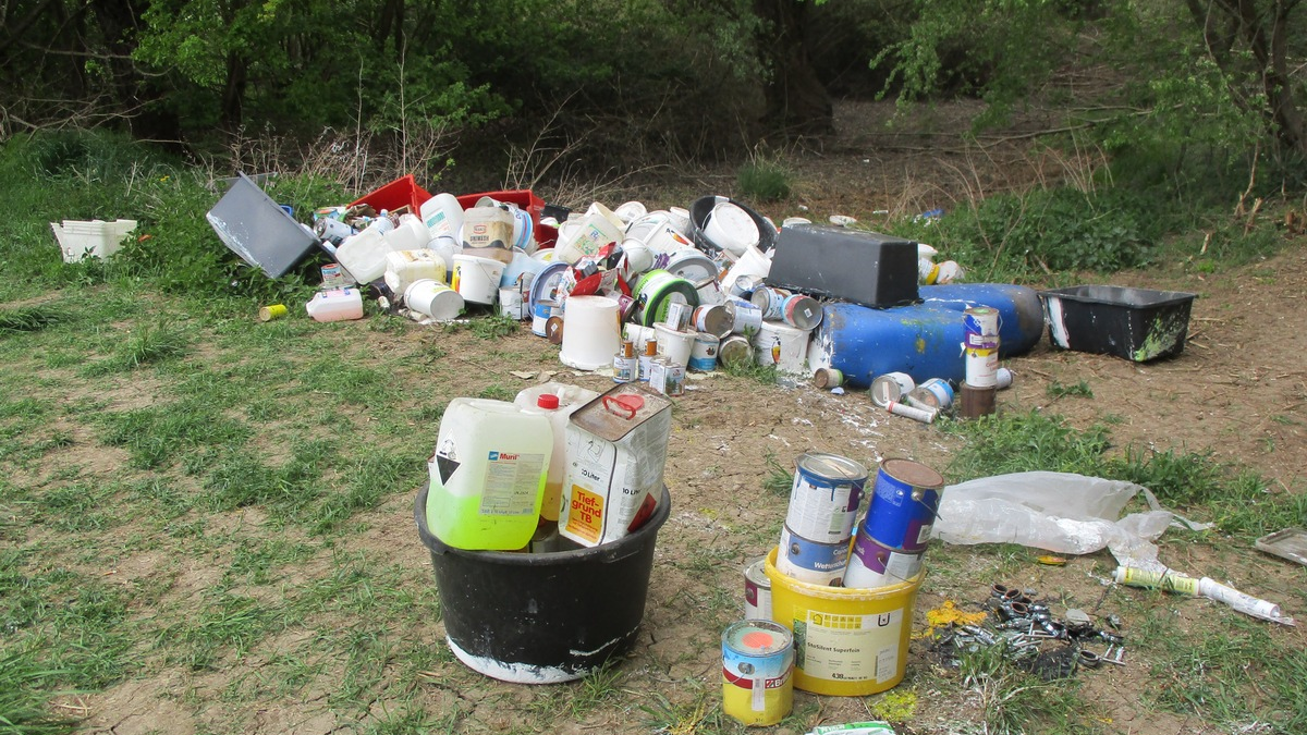 POL-DA: Zwingenberg: Illegale Müllentsorgung im Feld - Polizei bittet um Hinweise - Foto: presseportal.de