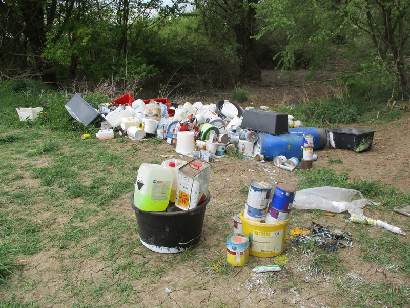 POL-DA: Zwingenberg: Illegale Müllentsorgung im Feld - Polizei bittet um Hinweise - Foto: presseportal.de