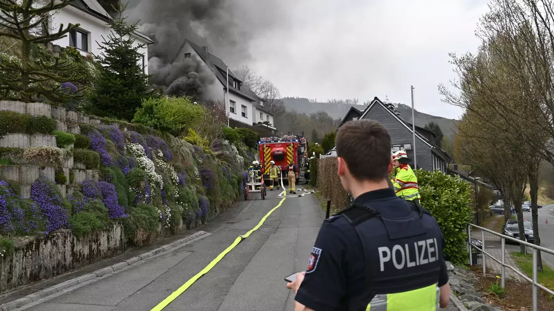 FF Olsberg: Großeinsatz bei Brand in Olsberg - Wulmeringhausen - Bild: presseportal.de