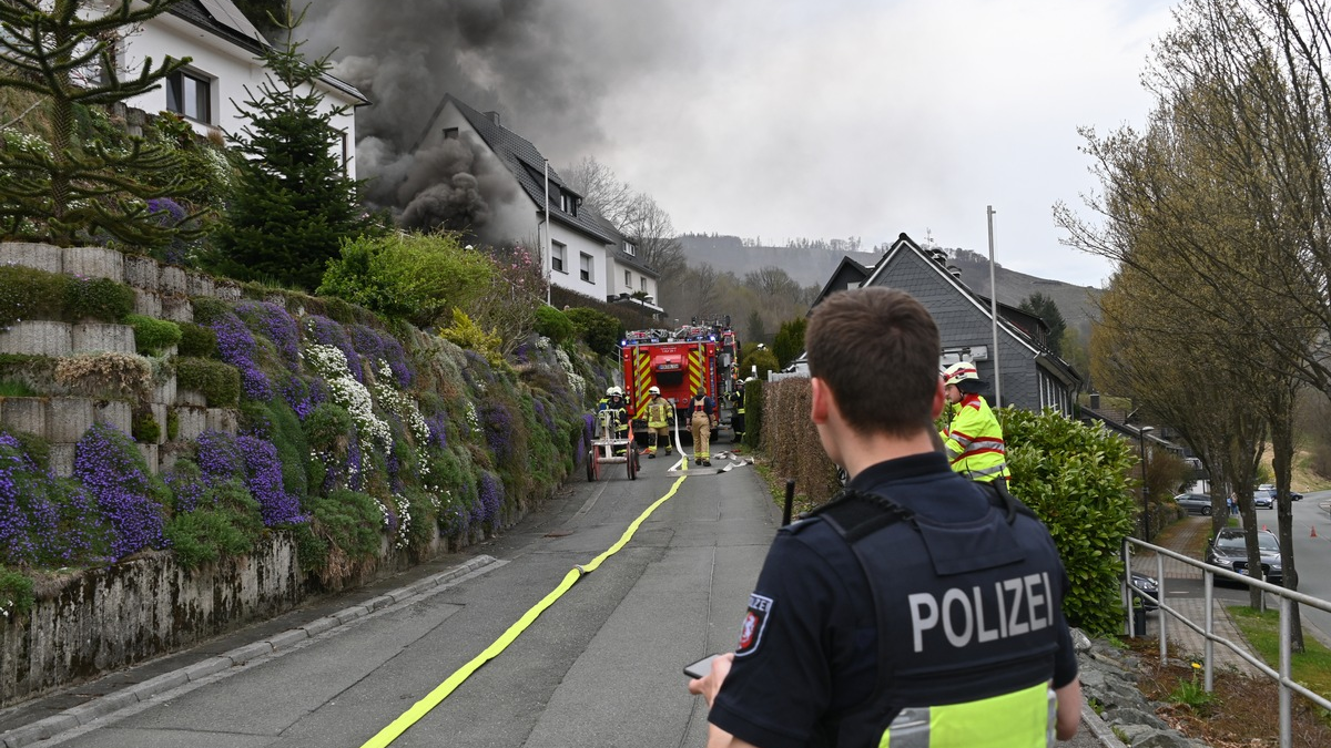 FF Olsberg: Großeinsatz bei Brand in Olsberg - Wulmeringhausen - Foto: presseportal.de