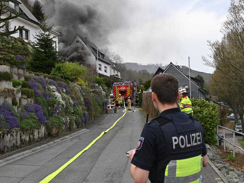 FF Olsberg: Großeinsatz bei Brand in Olsberg - Wulmeringhausen - Foto: presseportal.de