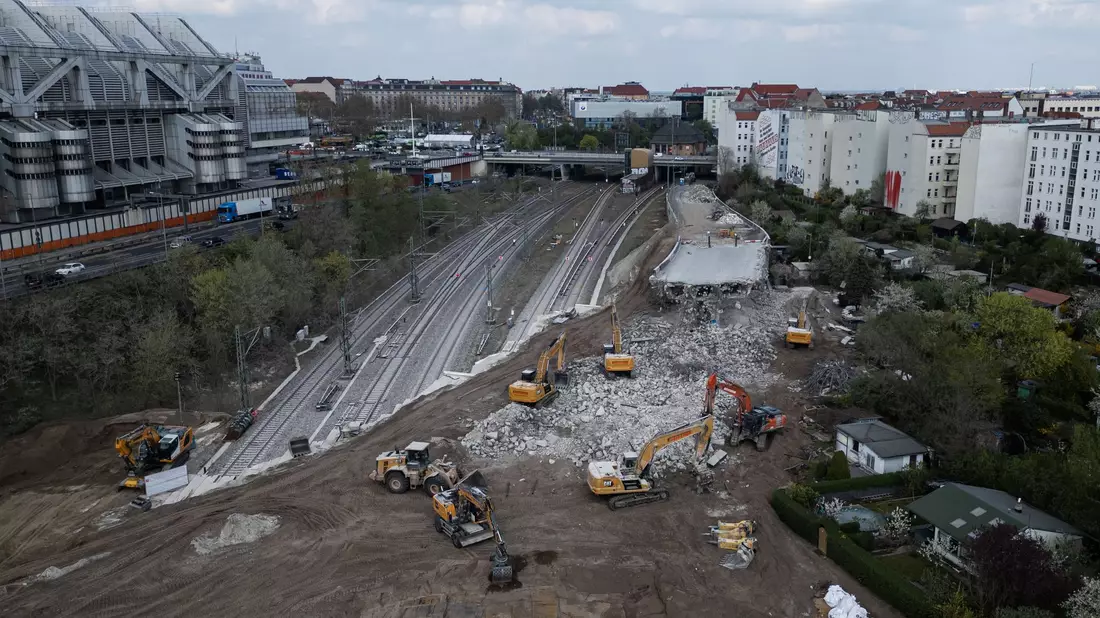 Hier stand bis vor kurzem noch eine Brücke: Die marode Ringbahnbrücke auf der A100 in Berlin wird abgerissen, weil sie zum Sicherheitsrisiko geworden war. - Bild: Hannes P. Albert/dpa