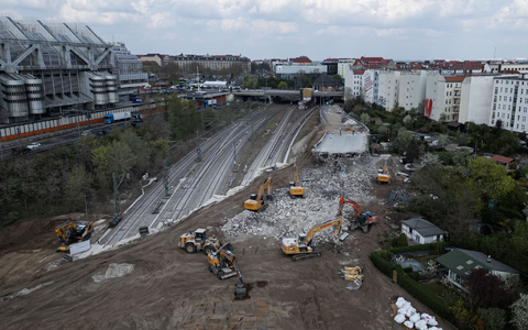 Hier stand bis vor kurzem noch eine Brücke: Die marode Ringbahnbrücke auf der A100 in Berlin wird abgerissen, weil sie zum Sicherheitsrisiko geworden war. - Foto: Hannes P. Albert/dpa