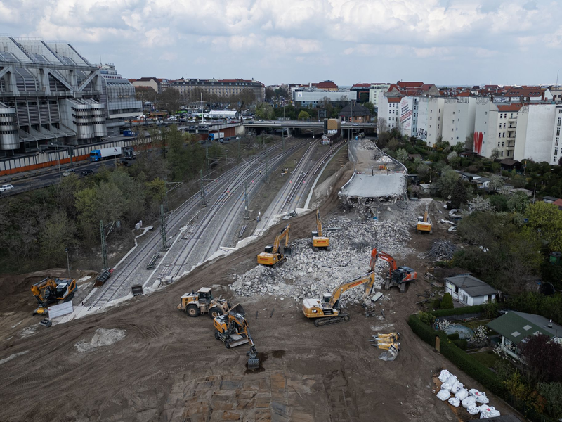 Hier stand bis vor kurzem noch eine Brücke: Die marode Ringbahnbrücke auf der A100 in Berlin wird abgerissen, weil sie zum Sicherheitsrisiko geworden war. - Foto: Hannes P. Albert/dpa