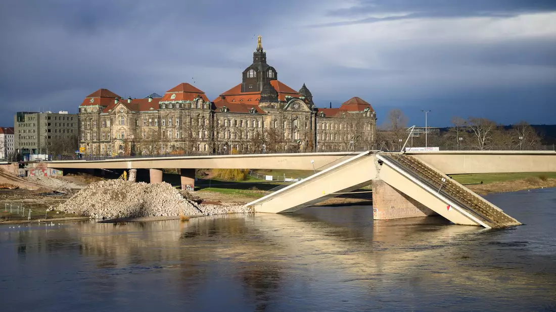Teile der Carolabrücke in Dresden stürzten im September in die Elbe. (Archivbild) - Bild: Robert Michael/dpa