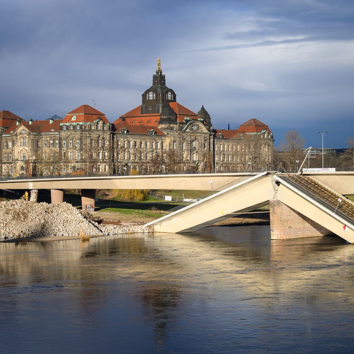 Teile der Carolabrücke in Dresden stürzten im September in die Elbe. (Archivbild) - Foto: Robert Michael/dpa