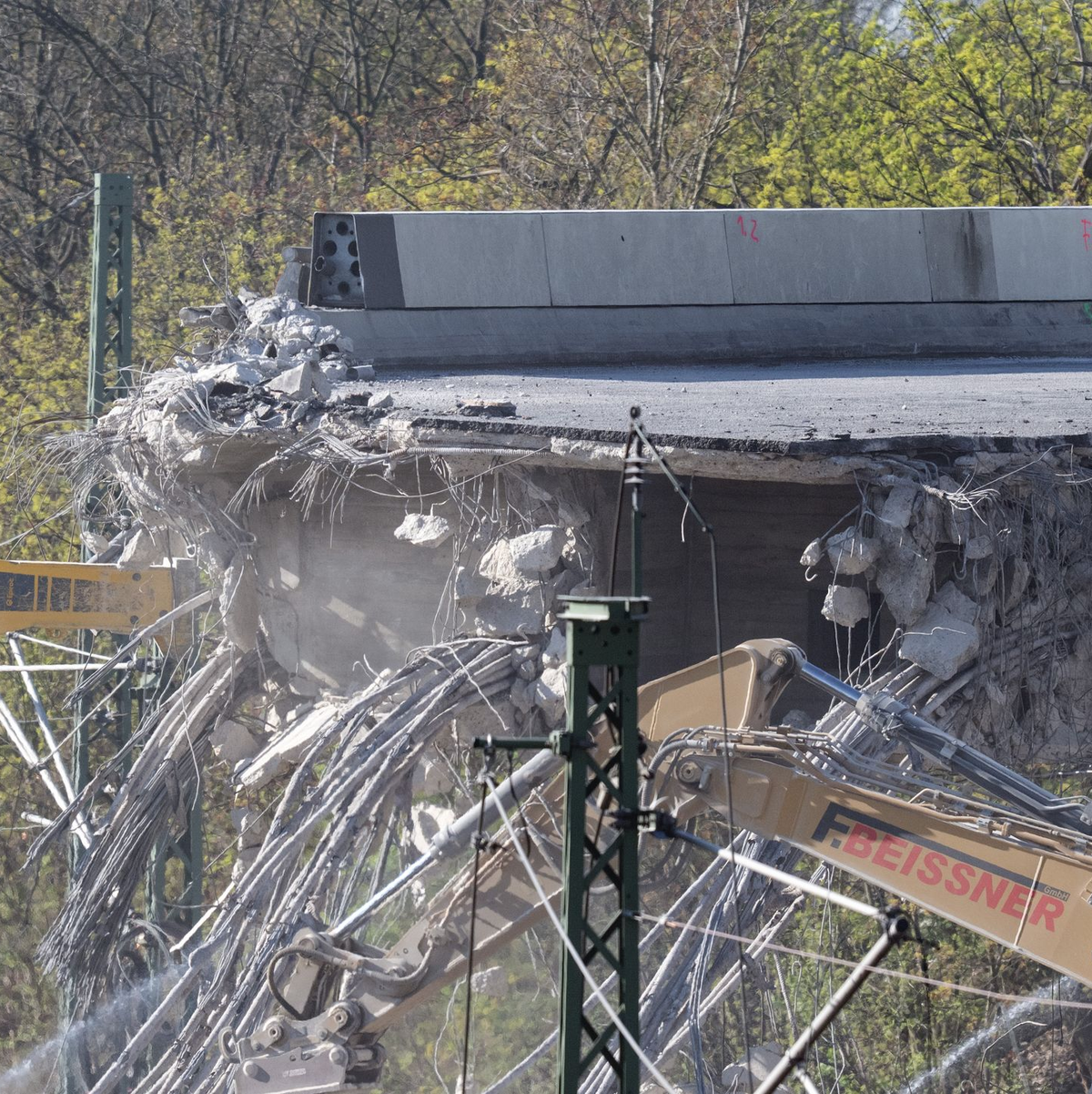 Der Abriss geht schnell, der Wiederaufbau dauert länger. Die Ringbahnbrücke in Berlin. (Archivbild) - Foto: Soeren Stache/dpa