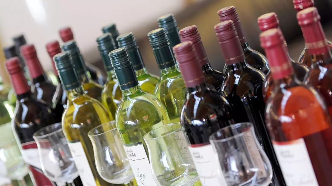 Der Konsum von Wein ist weltweit seit längerem rückläufig, aber es wird oft teurerer Wein getrunken als früher (Archivbild). - Bild: Daniel Reinhardt/dpa