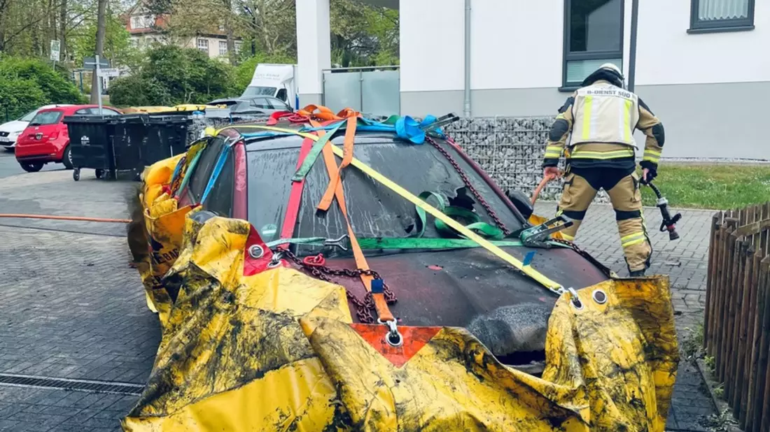 FW-E: Brennendes Elektrofahrzeug in einer Garage - aufwendiger Löscheinsatz - Bild: presseportal.de