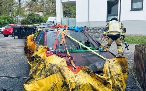 FW-E: Brennendes Elektrofahrzeug in einer Garage - aufwendiger Löscheinsatz - Foto: presseportal.de FW-E: Brennendes Elektrofahrzeug in einer Garage - aufwendiger Löscheinsatz - Foto: presseportal.de
