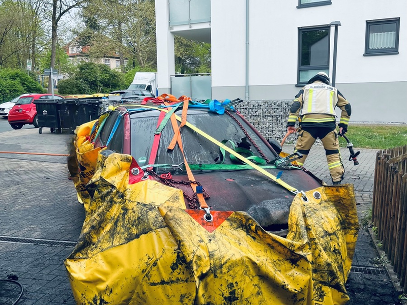 FW-E: Brennendes Elektrofahrzeug in einer Garage - aufwendiger Löscheinsatz - Foto: presseportal.de