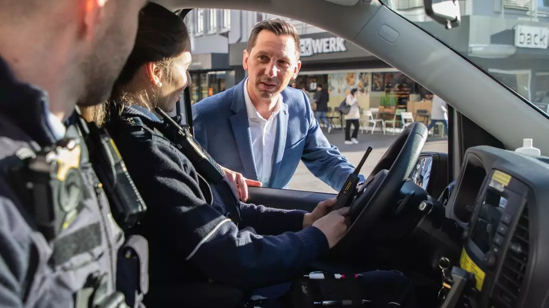 POL-SI: Vier Wochen Sondereinsatz in der Siegener Innenstadt - Landrat Andreas Müller zieht Bilanz: Über 330 Kontrollen und mehr als 280 Durchsuchungen - #polsiwi - Bild: presseportal.de