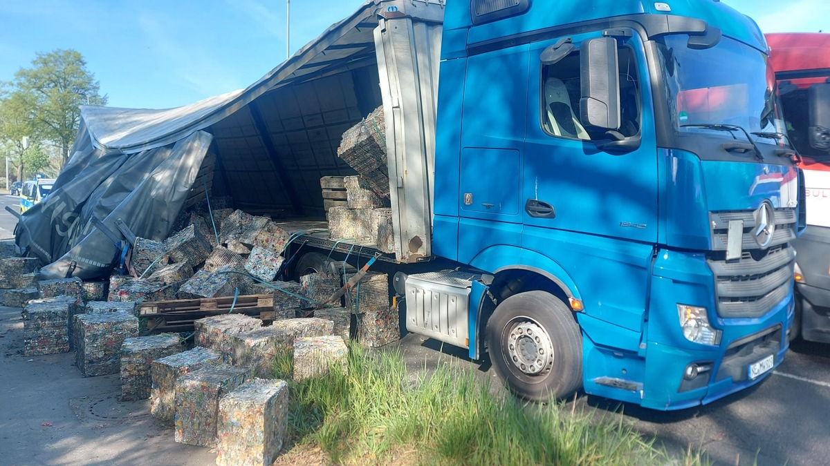 POL-NE: Lkw verliert mehrere Tonnen Ladung - Foto: presseportal.de