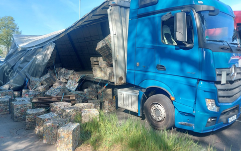 POL-NE: Lkw verliert mehrere Tonnen Ladung - Foto: presseportal.de