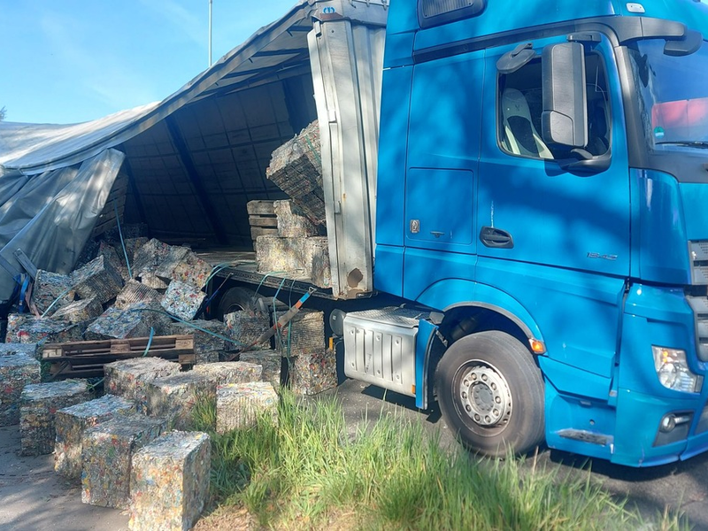 POL-NE: Lkw verliert mehrere Tonnen Ladung - Foto: presseportal.de