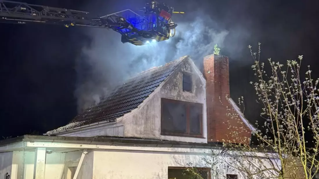 FW Bremerhaven: Einfamilienhaus in Bremerhaven nach Brand stark beschädigt - Bild: presseportal.de