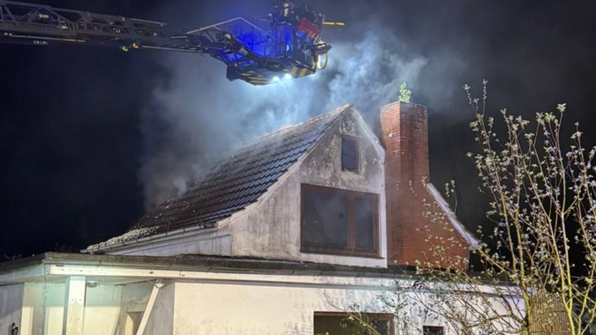 FW Bremerhaven: Einfamilienhaus in Bremerhaven nach Brand stark beschädigt - Foto: presseportal.de