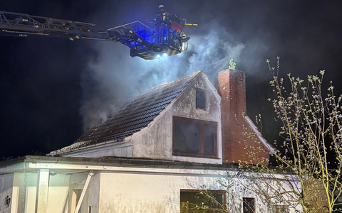 FW Bremerhaven: Einfamilienhaus in Bremerhaven nach Brand stark beschädigt - Foto: presseportal.de