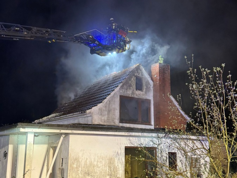 FW Bremerhaven: Einfamilienhaus in Bremerhaven nach Brand stark beschädigt - Foto: presseportal.de