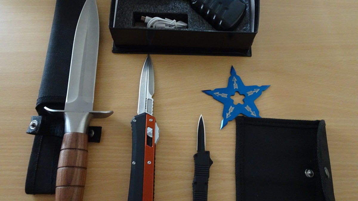 HZA-HST: Warenkontrolle mit Überraschungen ./. Stralsunder Zoll findet große Menge Wurfsterne, Springmesser und Elektroschocker in einem LKW - Foto: presseportal.de