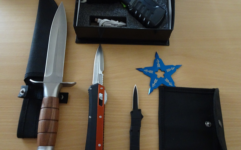 HZA-HST: Warenkontrolle mit Überraschungen ./. Stralsunder Zoll findet große Menge Wurfsterne, Springmesser und Elektroschocker in einem LKW - Foto: presseportal.de