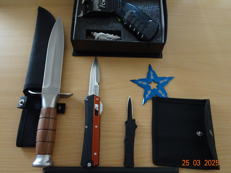 HZA-HST: Warenkontrolle mit Überraschungen ./. Stralsunder Zoll findet große Menge Wurfsterne, Springmesser und Elektroschocker in einem LKW - Foto: presseportal.de