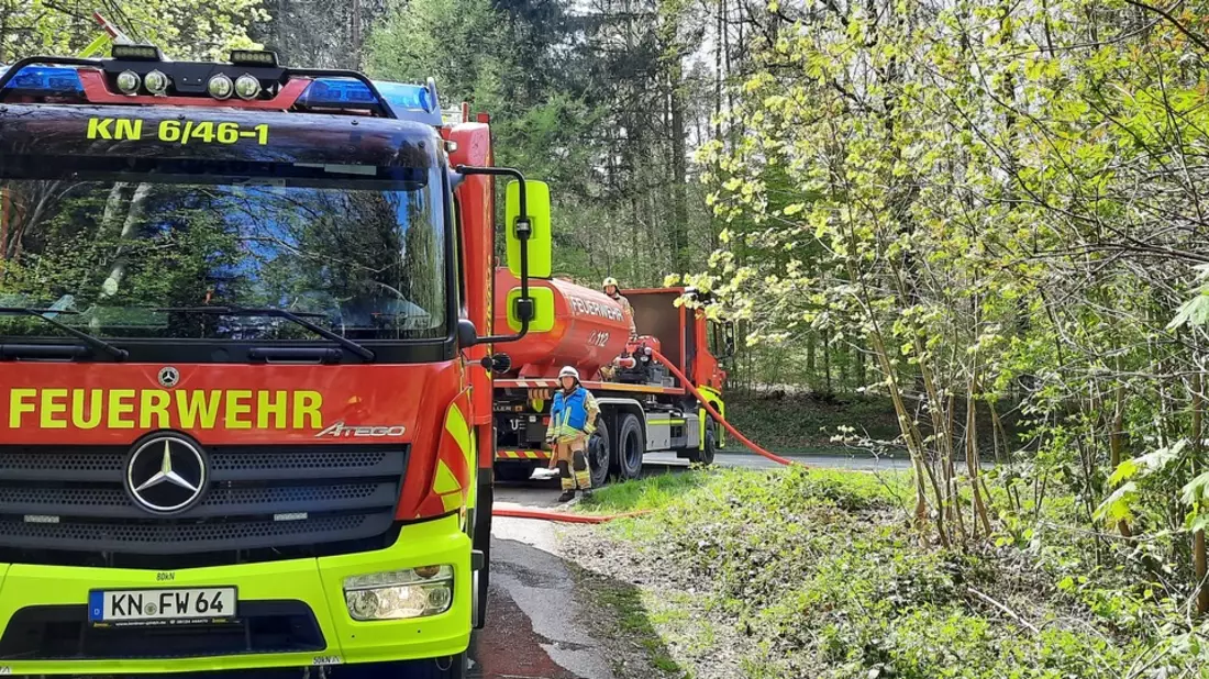FW Konstanz: PKW Brand mit Brandausbreitung im Wald - Bild: presseportal.de