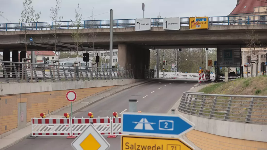 Diese Brücke im Stadtzentrum von Magdeburg ist seit Dienstag dicht. - Bild: Matthias Bein/dpa