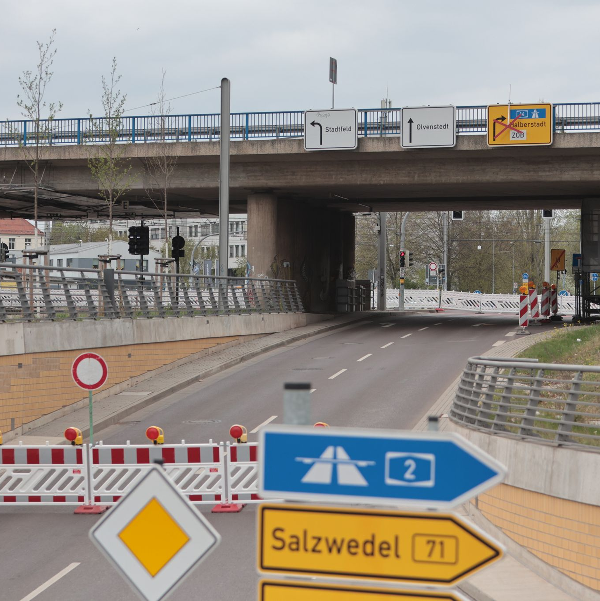 Diese Brücke im Stadtzentrum von Magdeburg ist seit Dienstag dicht. - Foto: Matthias Bein/dpa