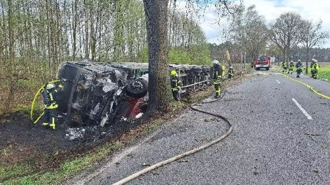 POL-GF: Lkw verunfallt auf Bundesstraße und gerät in Brand - Bild: presseportal.de